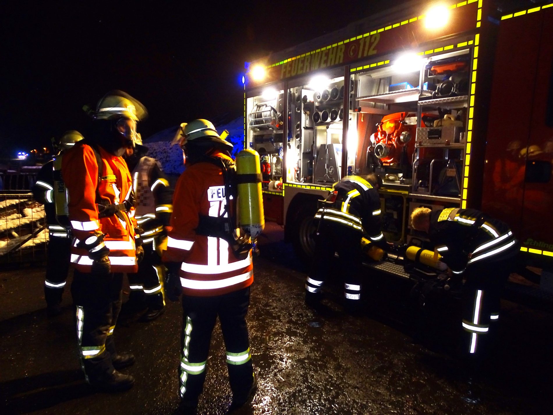 Während der Einsatzalarmübung der Freiwilligen Feuerwehr der Samtgemeinde Wathlingen musste auch eine Brandbekämpfung unter Atemschutz durch die Feuerwehreinsatzkräfte durchgeführt werden.